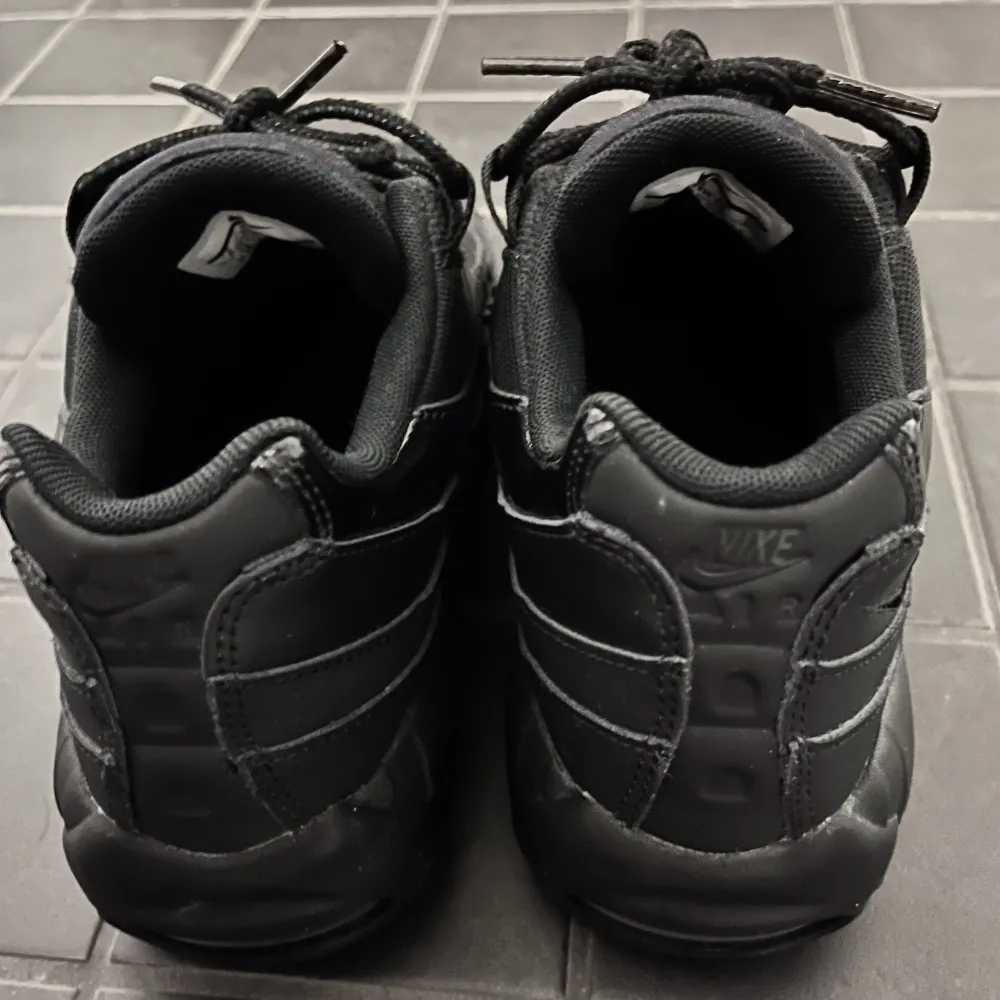 Nike-sneakers i modellen Air Max 95 i färgen triple black. Använda endast en gång. . Skor.