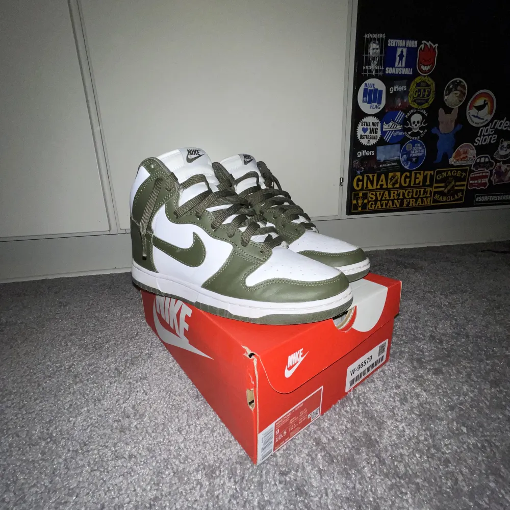 Hej, jag säljer mina Nike dunk high cargo khaki pga att jag inte använder dem. Skorna är 9/10 i skick och inget crease på någon av skorna på skorna😃dem är lätta att matcha.jag köpte skorna på restocks för 2500kr. fler bilder kom privat. (Går att fraktas)🔥. Skor.