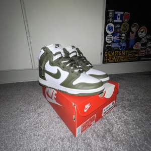 Hej, jag säljer mina Nike dunk high cargo khaki pga att jag inte använder dem. Skorna är 9/10 i skick och inget crease på någon av skorna på skorna😃dem är lätta att matcha.jag köpte skorna på restocks för 2500kr. fler bilder kom privat. (Går att fraktas)🔥