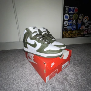 Nike dunk high cargo khaki - Hej, jag säljer mina Nike dunk high cargo khaki pga att jag inte använder dem. Skorna är 9/10 i skick och inget crease på någon av skorna på skorna😃dem är lätta att matcha.jag köpte skorna på restocks för 2500kr. fler bilder kom privat. (Går att fraktas)🔥