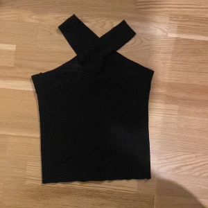 Halterneck - Säljer en svart halterneck topp som är köpt på plick men endast använd en gång av mig själv! Köparen betalar frakt! 