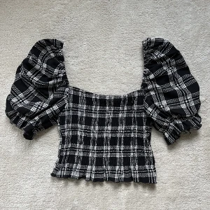 Topp - Jättefin svart och vit topp med rutigt mönster från bikbok. I mycket fint skick i stl S.