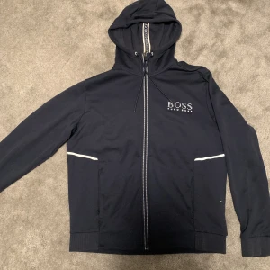 Hugo Boss tröja - Hugo Boss tröja använd fåtal gånger, nypris 1800, kvitto finns✅storlek L, passar L/M