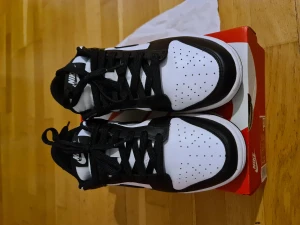 Nike dunk panda - Säljer nike dunk panda dom är använda 2-3gånger dom är som nya se bilder.storlek 38 Hämtas I Malmö eller skickas mot frakt kostans