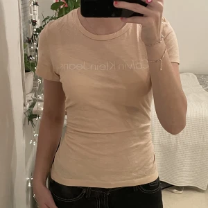 calvin klein t-shirt  - t-shirt från calvin klein 🤍 aprikos/rosa i färgen 