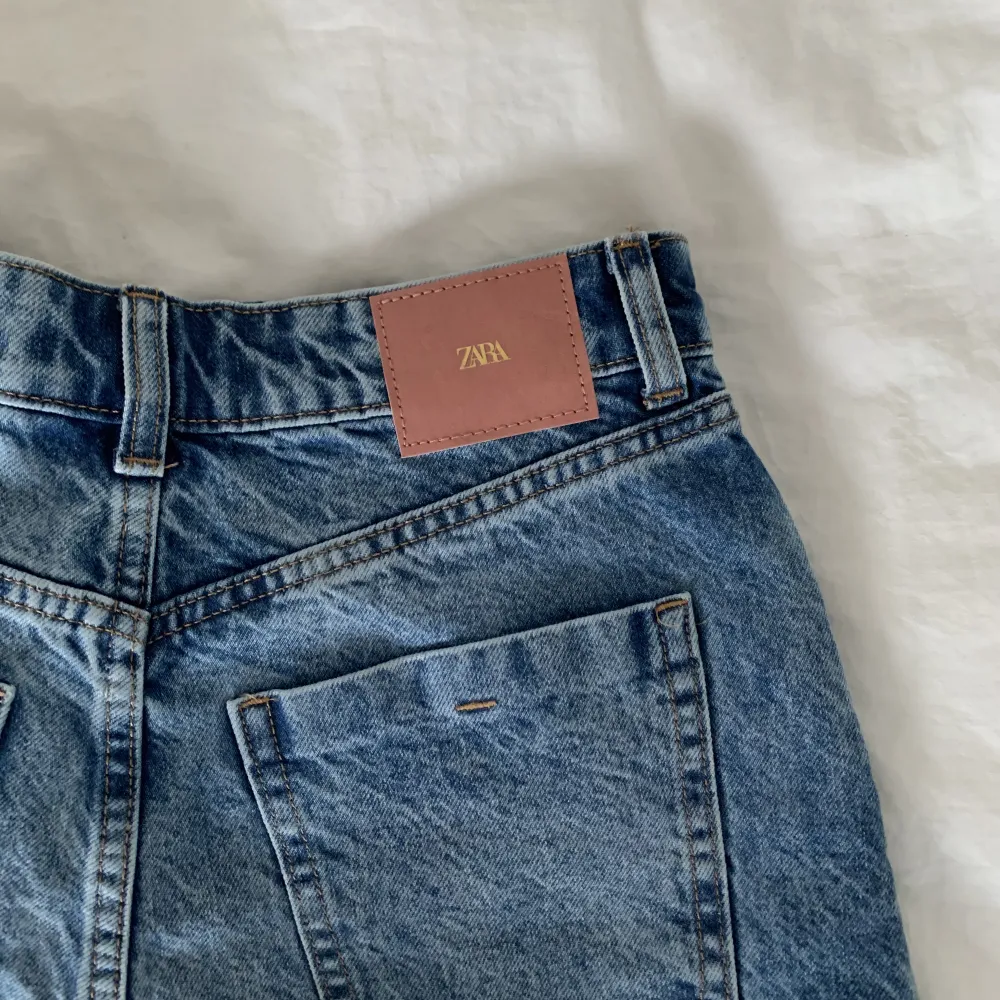 Finaste jeansshortsen från Zara! Aldrig använda med lapparna kvar, köptes för 259kr, säljer för 165kr! 💞 storlek 34!. Shorts.