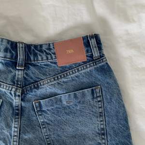 Finaste jeansshortsen från Zara! Aldrig använda med lapparna kvar, köptes för 259kr, säljer för 165kr! 💞 storlek 34!
