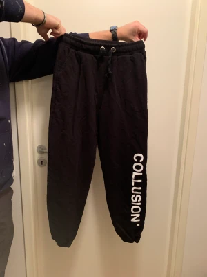 Svarta mjukis - Oanvända. Tjockare material. Köpta på mansavdelningen men passar kvinnor också, då höga i midjan. Två fickor, tryck på benet