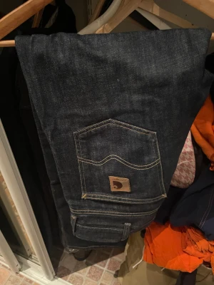 Carhartt WIP blå jeans, storlek 33/32 - Raka jeans från carhartt WIP, blåa, bra skick, storlek 33/32