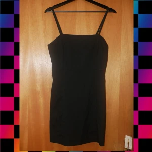 Svart Klänning - En ganska kort svart klänning, knappt använd
