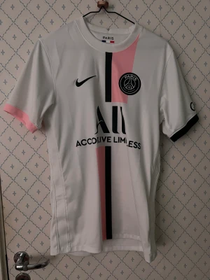 PSG MATCHTRÖJA MESSI - Tryck med messi på ryggen. Knappt använd som ny. Äkta (kod finns) S