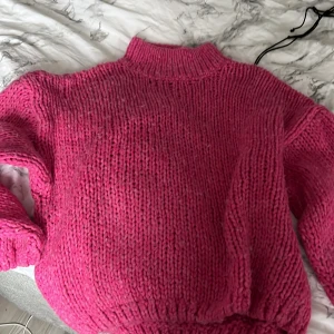 Stickad tröja  - Säljer en jätte fin tröja från ginatrico( helt oanvänd)