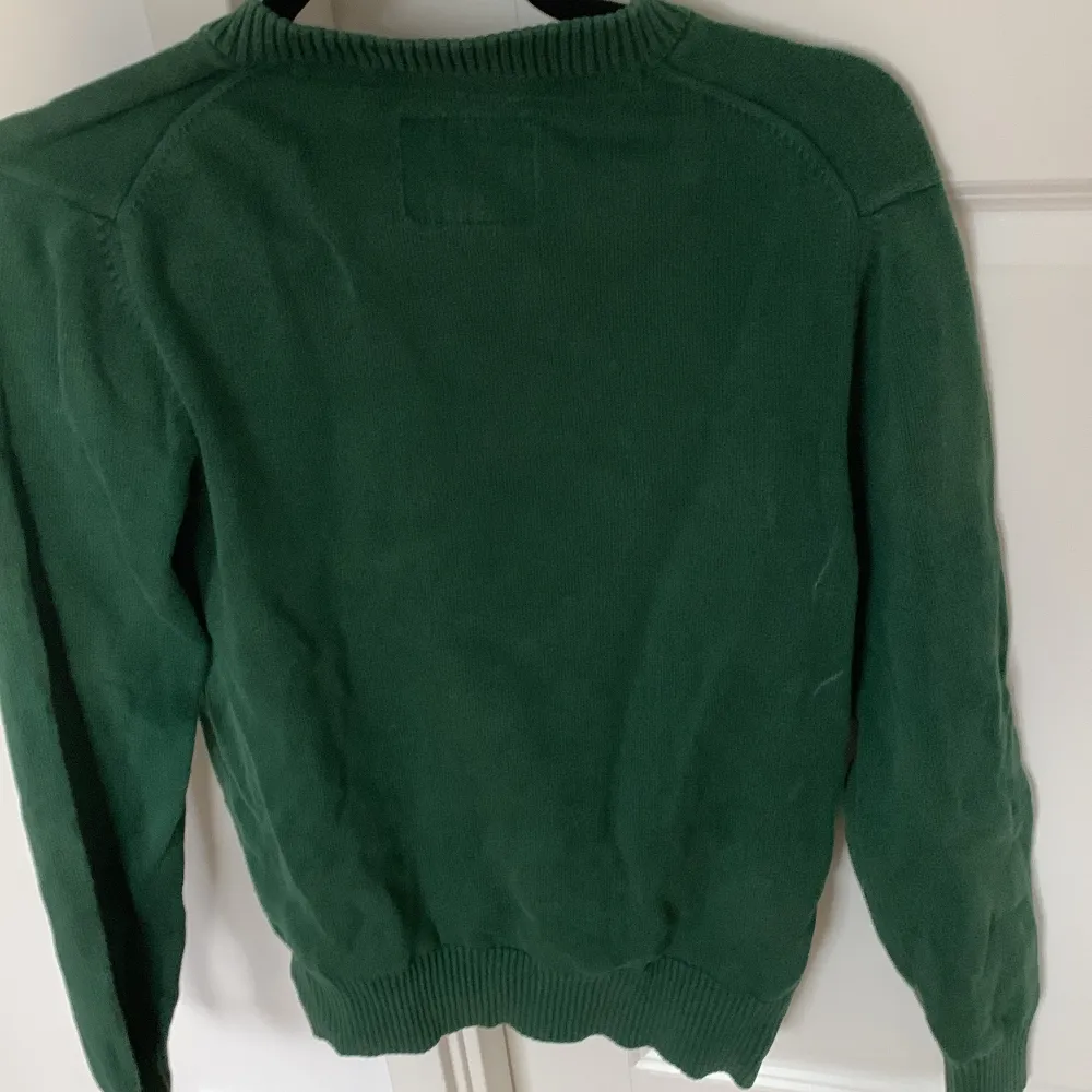 Super fin grön sweatshirt perfekt att ha året runt i storlek small. Tröjor & Koftor.