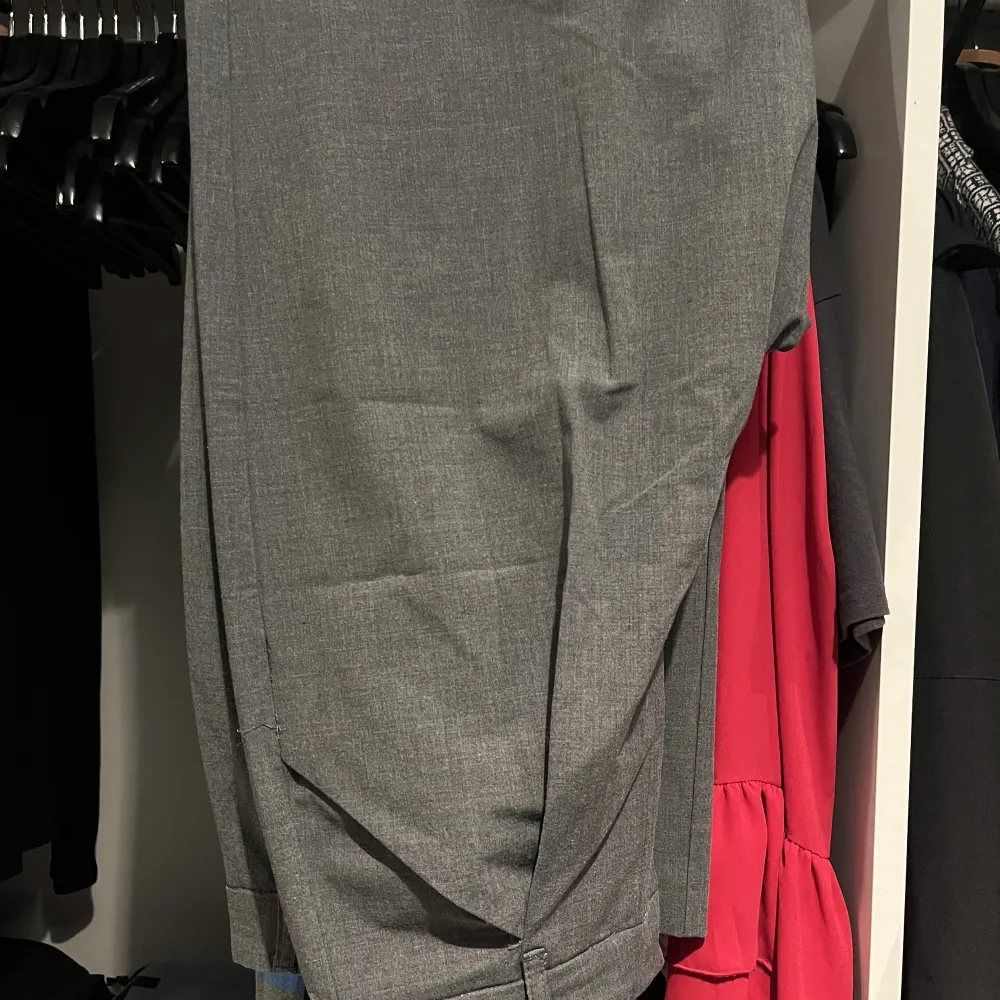 Kostymbyxor från Zara i storlek M. Byxorna har två fickor framtid och fake fickor bak. Byxorna är otroligt fina och mjuk kvalite. Köparen står för frakten.. Jeans & Byxor.
