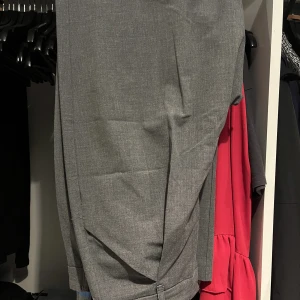 Kostymbyxor Zara - Kostymbyxor från Zara i storlek M. Byxorna har två fickor framtid och fake fickor bak. Byxorna är otroligt fina och mjuk kvalite. Köparen står för frakten.