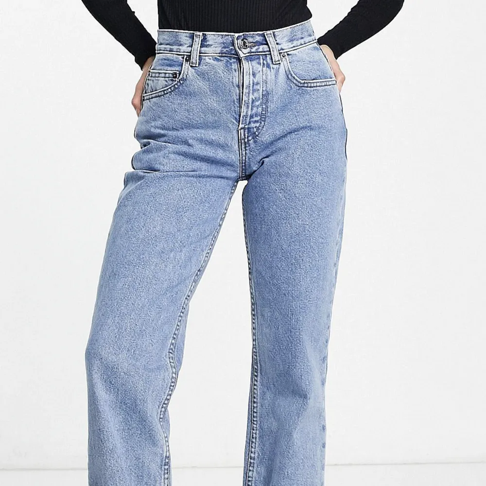 Säljer mina blåa midwaist jeans från asos, man får även en hourglass form på kroppen av dessa💕. Jeans & Byxor.