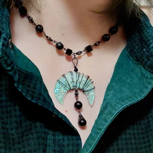 Handgjort halsband  - Handgjort halsband av återvunna material. Skriv om du vill ha fler bilder!