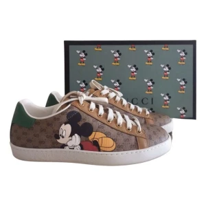 Gucci x Mickey mouse  - Skorna är i väldigt bra skick och sparsamt använda. Dem är storlek 41,5