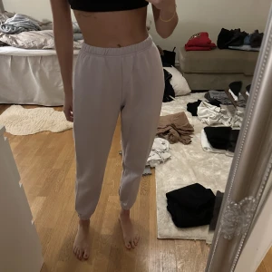 Mjukisbyxa - Mjukisbyxa från Gina tricot i ljuslila. 