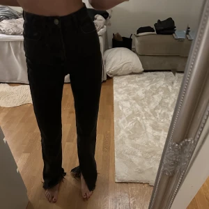 Jeans - Jeans med slits från Zara, dom är förstora således dåliga bilder 