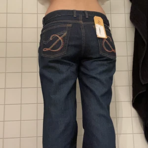 Jeans med brodering på bakfickor - Mörkblåjeans i storlek W32 (bär vanligtvis S) , är 166cm så passar längre personer. Ej använda. Mötes upp i Stockholm eller postar, frakt exkluderat. Tar emot Swish.