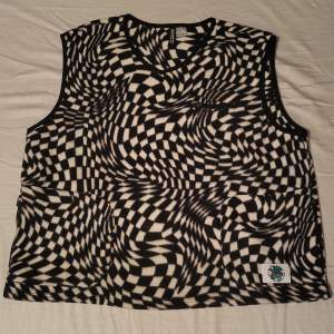 Rutig Vest från H&M, skönt material, 100% polyester , ny skick