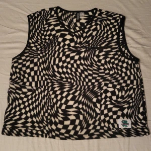 Rutig Vest  - Rutig Vest från H&M, skönt material, 100% polyester , ny skick