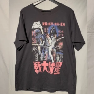 Star Wars T-shirt  - Star Wars T-shirt från H&M, använd fåtal gånger den har dock en liten svart fläck på baksidan från målarfärg. Storlek L