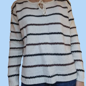 Pippitröja - Pippitröja med svarta och bruna ränder. Tröjan är i storlek L. Jag som har på den på bilden har vanligtvis storlek S och är 170cm lång