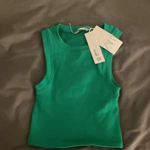 Säljer detta ärtgröna linnet från Zara. Storlek S men passar även xs. Köpt för 100 kr och säljer för 65 kr eftersom den aldrig är använd. Men priset kan diskuteras. 