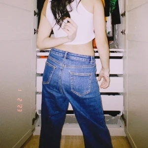 Lågmidjade jeans  - Mörkblå jeans sitter perfekt 