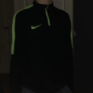 Nike träningströja  - Svart och grön 