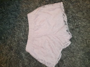 Spetsshorts - Spetsshorts i babyrosa. Korta. 