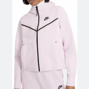 Nike teech rosa - Säljer min Nike teech, eftersom den inte går t användning, använt den få gånger.