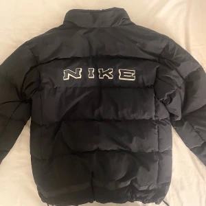 Nike vinter jacka - Säljer denna fina vintage nike vinterjacka då den inte används😔Sparsamt använd och har inga slitningar! Går även att använda utoin. Står ingen st skulle säga oversize M, jag är runt 175🤍Alltid + frakt | BUD: 800kr