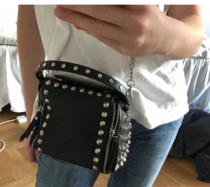Slutsåld väska från zara! - Säljer min as coola slutsålda zara väska med nitar då den tyvärr inte kommer till andvändning ❤️