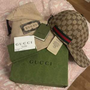 Helt ny beige Gucci keps i storlek L, alla tillbehör medföljs, kvitto, etikett, påse, låda ( möts bara upp) Går även att buda mellan 2500-3000