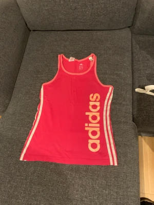 Tränings tröja  - Storlek: 11-12 år Skicka: använd 