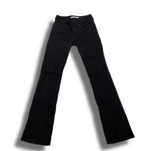 Säljer gamla low waist Levis jeans! Är svarta och i storleken 24. Passar mig perfekt i längden på mig som är 165cm. Finns inga bilder då dom är för små nu 