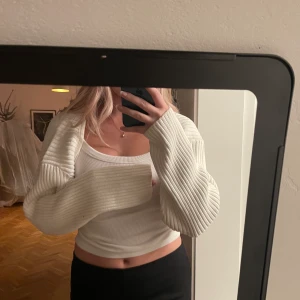 Vit kofta  - Vit kofta bara ärmar, jag har en stor storlek för jag inte vill att den ska sitta tajt💓knappt använd 