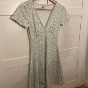 Blommig klänning - Säljer nu denna blommiga klänningen från Nelly i storlek xxs. Stor i storleken så passar s också. Den är i ny skick då jag aldrig använt den. Skriv i dm för fler bilder☺️