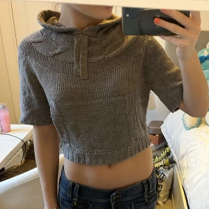 Stickad Hoodie!! - Säljer denna stickade hoodie med trekvartsärmar!! Så fin men tycker den är lite för kort på mig som är 172❤️‍🔥