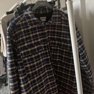overshirt - Snygg overshirt av weekday. condition: 10/10  Strk: M passar: M/ L (beroende på önskad passform)