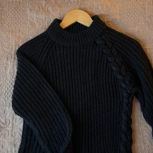 Stickad tröja med Knyt! Rut & Circle XS - Marinblå lång stickad tröja från Rut&Circle i XS, knappt använd. Passar nog S också, men lite tight mer som en stickad klänning. 