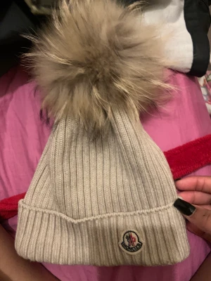 moncler mössa äkta  - skit fin beige moncler mössa i strlk s/m den är äkta köpt på Nk förra vintern