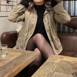 vårjacka - en vårjacka köpt secondhand som är SKITSNYGG till våren - köparen står för frakten