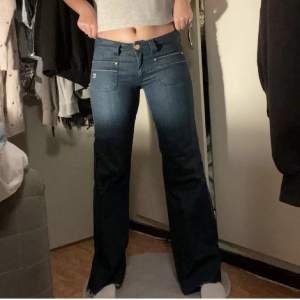 Jätte snygga Lågmidjade jeans från pepe köpta för länge sen men aldrig använda, inga defekter. Läs bio för mer info. Kontakta mig privat om du är intresserad för fler bilder eller har frågor 💗