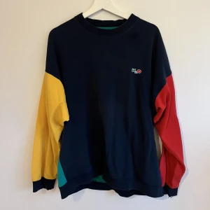 Sweatshirt - Snygg vintage tröja från H2O. Köpt second hand. 