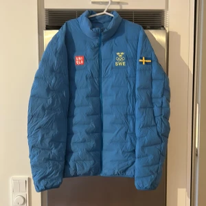 Winter OS 2022 Jacka - Dunjacka från Winter OS 2022  Nästan helt oanvänd!   Stl: L