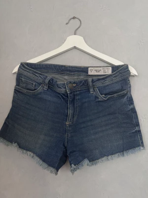 Shorts - Så fina jeansshorts! Sitter lowwaist på mig som vanligtvis när storlek 34-36 i jeans! Skit snygga t sommaren med en blus💋🫶🏼 skriv för bild på!